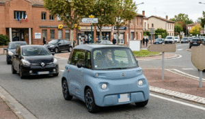 Une Citroën Ami bleue circulant en ville dans un rond-point, illustrant la conduite d'une voiture sans permis (VSP).