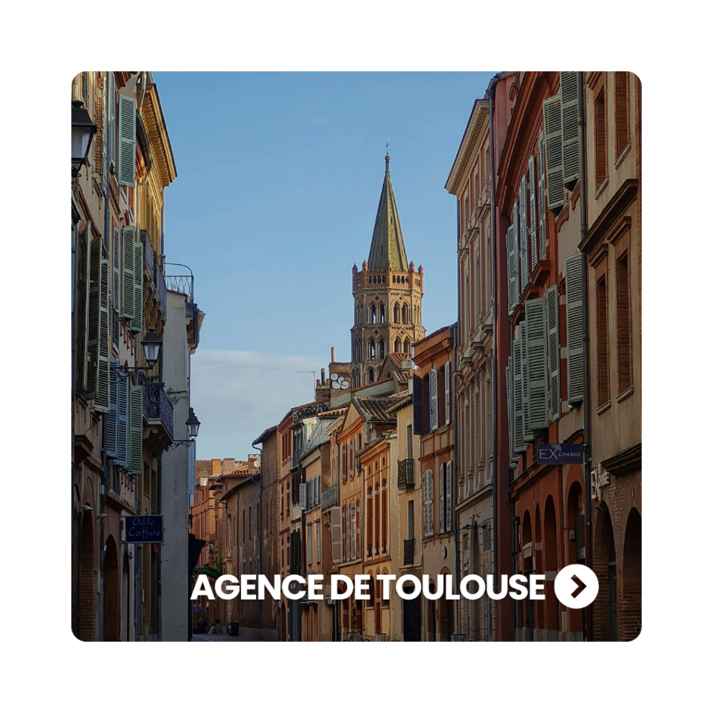 Vue d'une ruelle toulousaine aux façades de briques roses, menant vers le clocher octogonal de l'église Notre-Dame du Taur.