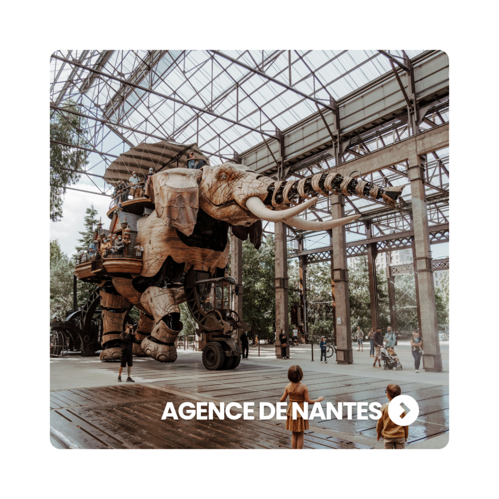 Le Grand Éléphant mécanique des Machines de l'Île à Nantes, sous la structure métallique de la nef.