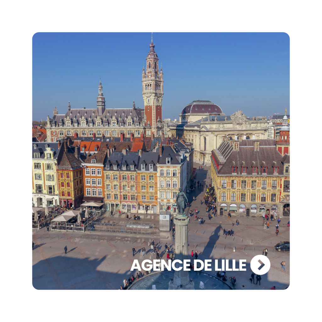 Vue aérienne de la Grand'Place de Lille avec la colonne de la Déesse au premier plan et le beffroi de la Chambre de Commerce en arrière-plan.