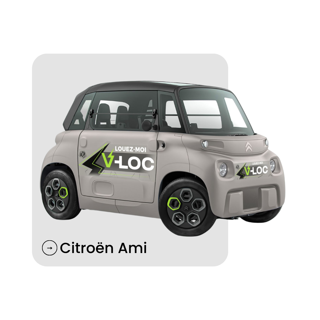 Citroën Ami électrique grise floquée « LOUEZ-MOI V-LOC » sur fond gris clair.