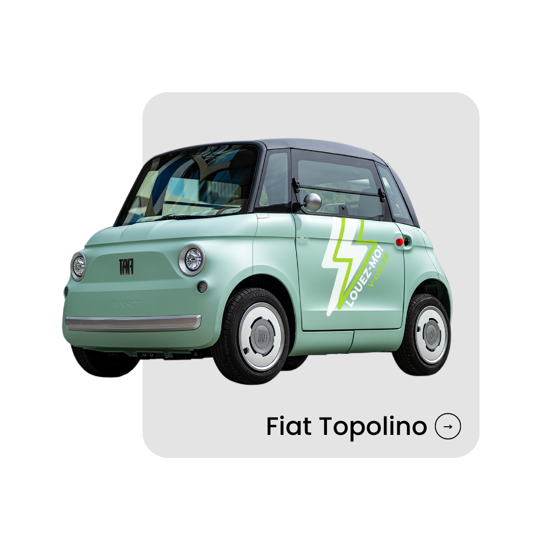 Fiat Topolino vert menthe floquée d'un éclair blanc et du marquage V-Loc sur fond gris clair.