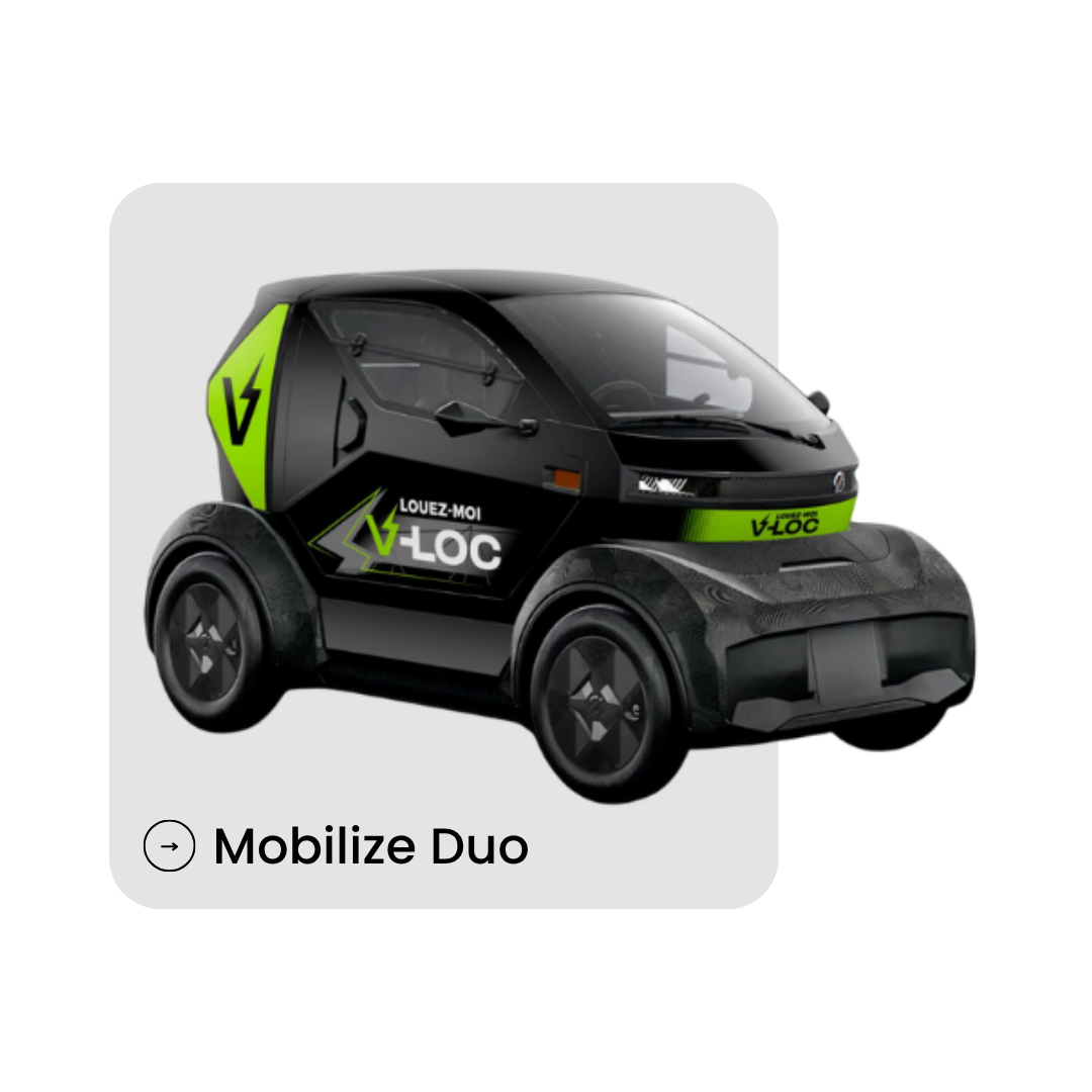 Quadricycle électrique Mobilize Duo noir et vert floqué « LOUEZ-MOI V-LOC » sur fond gris clair.